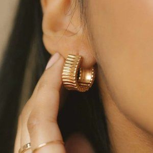 Melanie Auld Toronto 14k gold oval vermeil scalloped hoops earrings